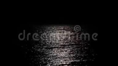月亮在海水中的<strong>倒影</strong>，月光在水中的<strong>倒影</strong>